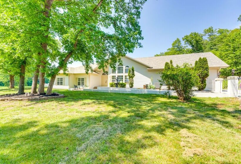 10 Acre Lakefront Home W/ Pool, Hot Tub & Dock!