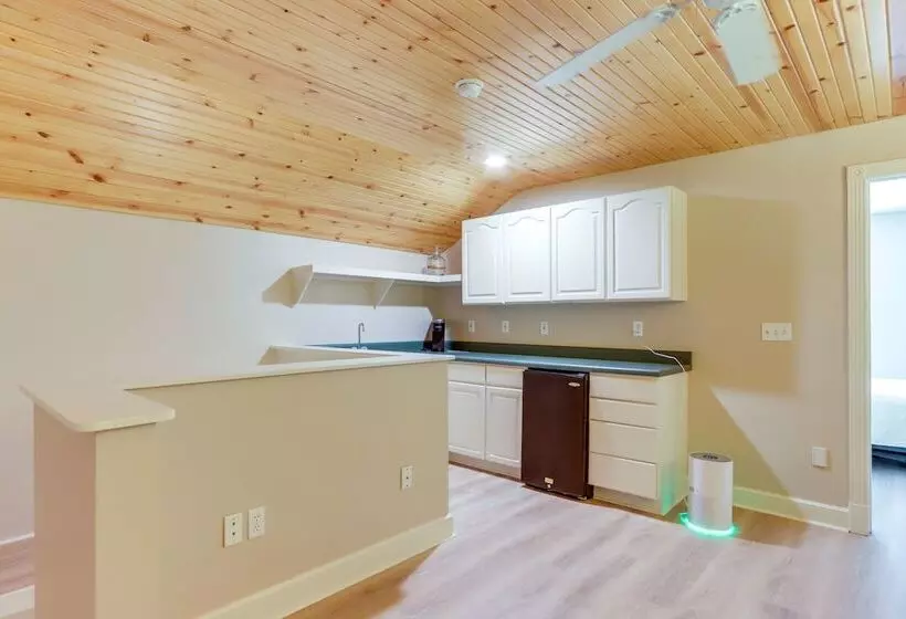 10 Acre Lakefront Home W/ Pool, Hot Tub & Dock!