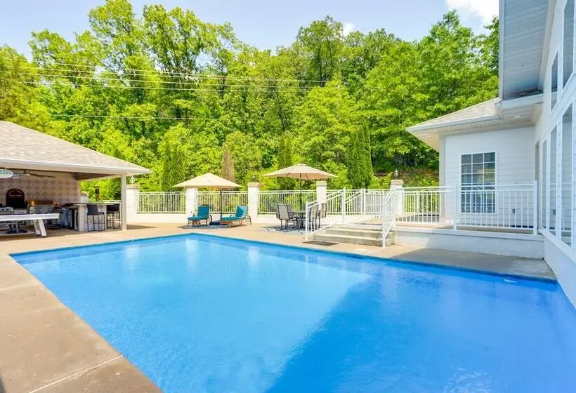 10 Acre Lakefront Home W/ Pool, Hot Tub & Dock!