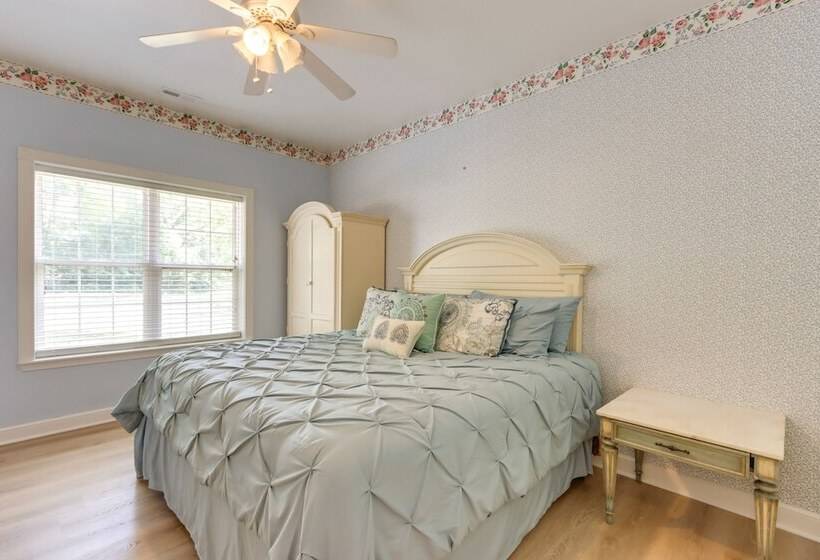 10 Acre Lakefront Home W/ Pool, Hot Tub & Dock!