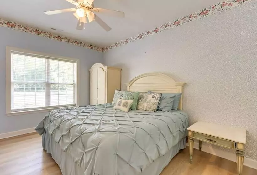 10 Acre Lakefront Home W/ Pool, Hot Tub & Dock!