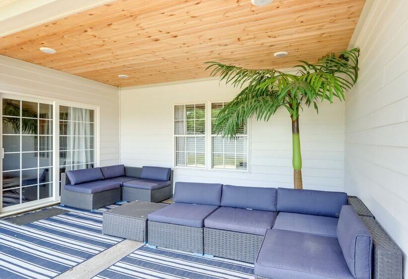 10 Acre Lakefront Home W/ Pool, Hot Tub & Dock!