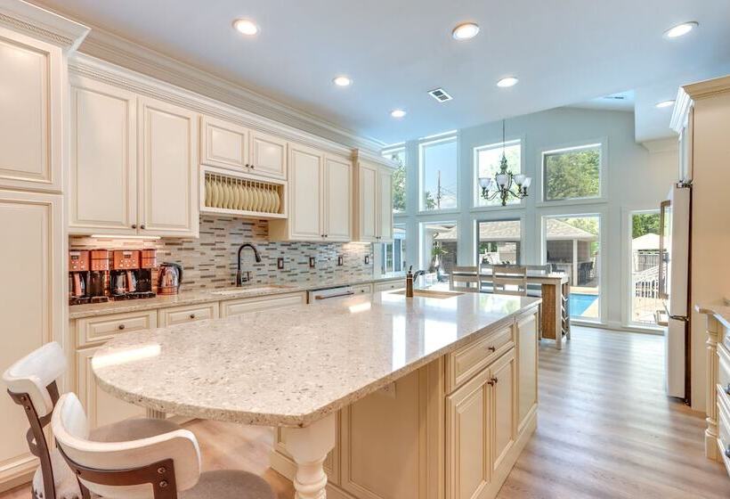 10 Acre Lakefront Home W/ Pool, Hot Tub & Dock!