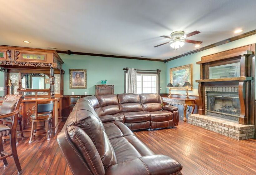 10 Acre Lakefront Home W/ Pool, Hot Tub & Dock!