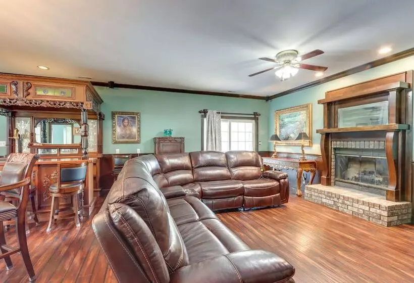 10 Acre Lakefront Home W/ Pool, Hot Tub & Dock!