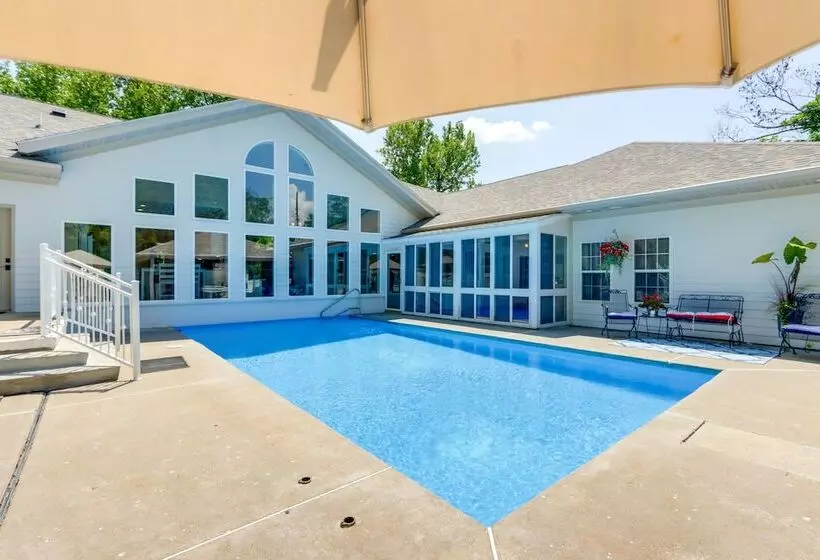 10 Acre Lakefront Home W/ Pool, Hot Tub & Dock!