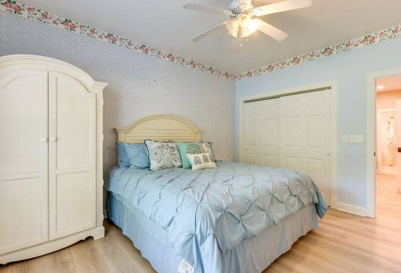 10 Acre Lakefront Home W/ Pool, Hot Tub & Dock!