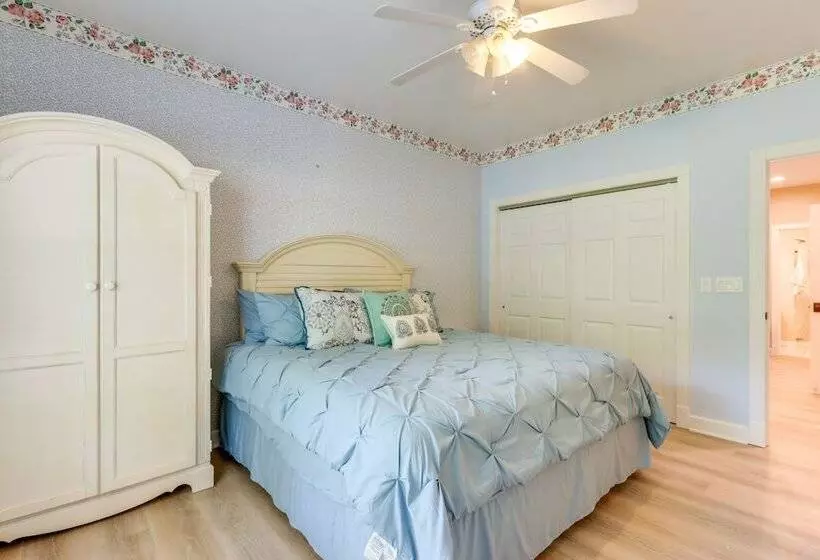 10 Acre Lakefront Home W/ Pool, Hot Tub & Dock!