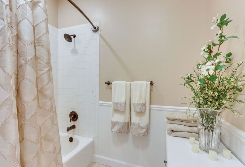 10 Acre Lakefront Home W/ Pool, Hot Tub & Dock!