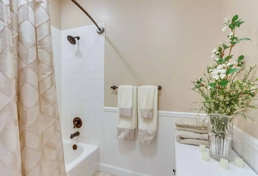 10 Acre Lakefront Home W/ Pool, Hot Tub & Dock!