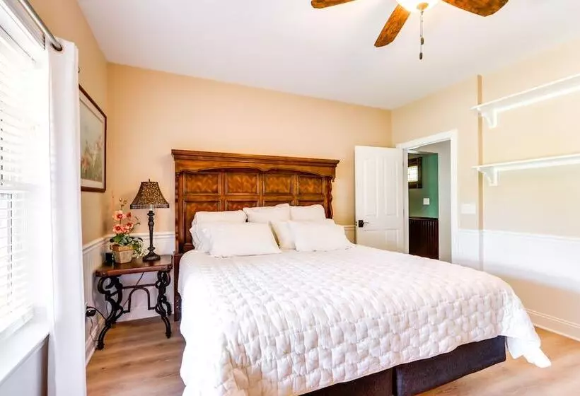 10 Acre Lakefront Home W/ Pool, Hot Tub & Dock!