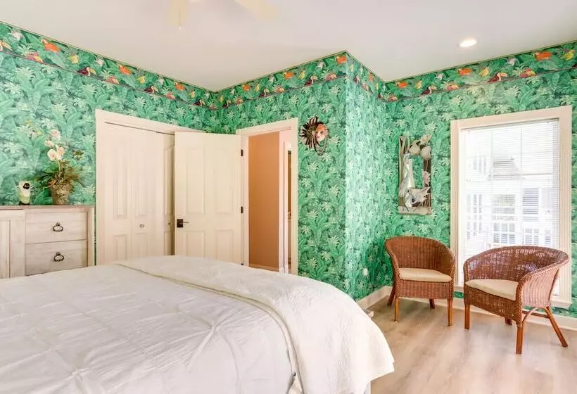 10 Acre Lakefront Home W/ Pool, Hot Tub & Dock!