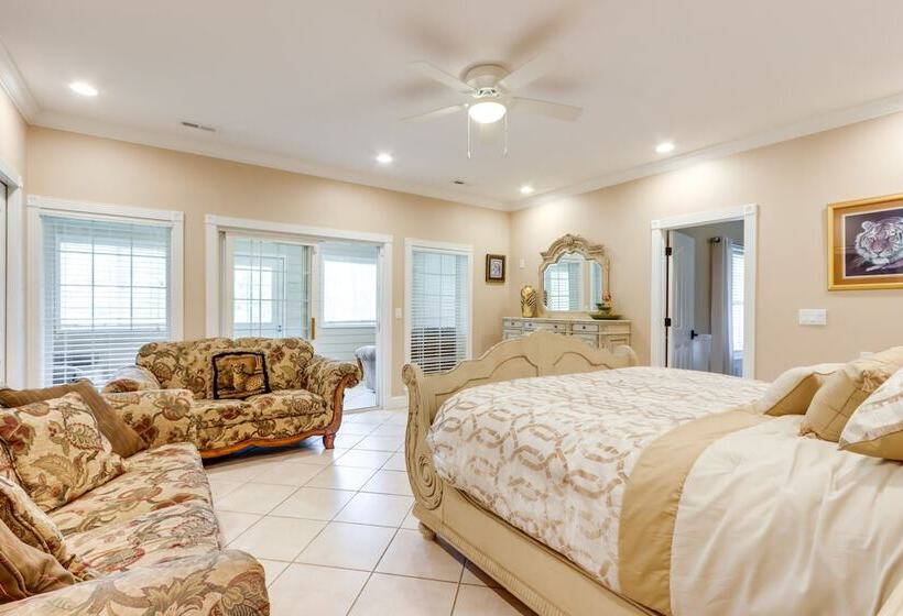 10 Acre Lakefront Home W/ Pool, Hot Tub & Dock!