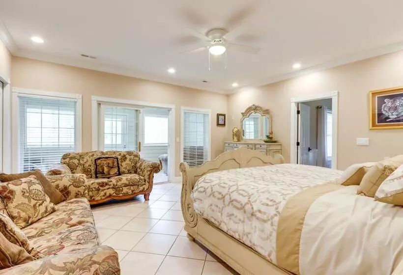 10 Acre Lakefront Home W/ Pool, Hot Tub & Dock!