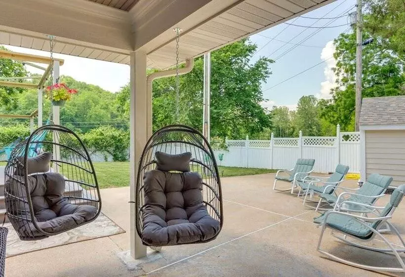 10 Acre Lakefront Home W/ Pool, Hot Tub & Dock!