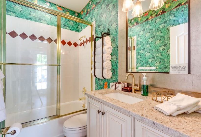 10 Acre Lakefront Home W/ Pool, Hot Tub & Dock!