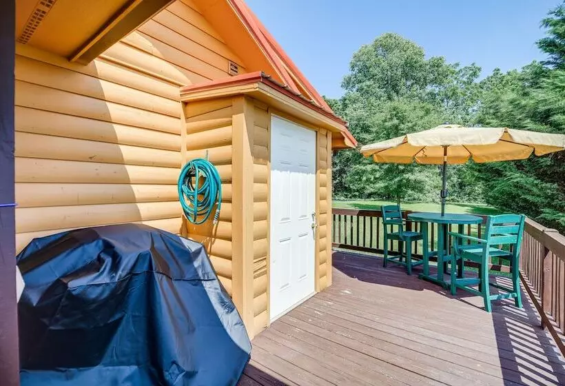 Wraparound Deck & Hot Tub: Blue Ridge Mtn Cabin