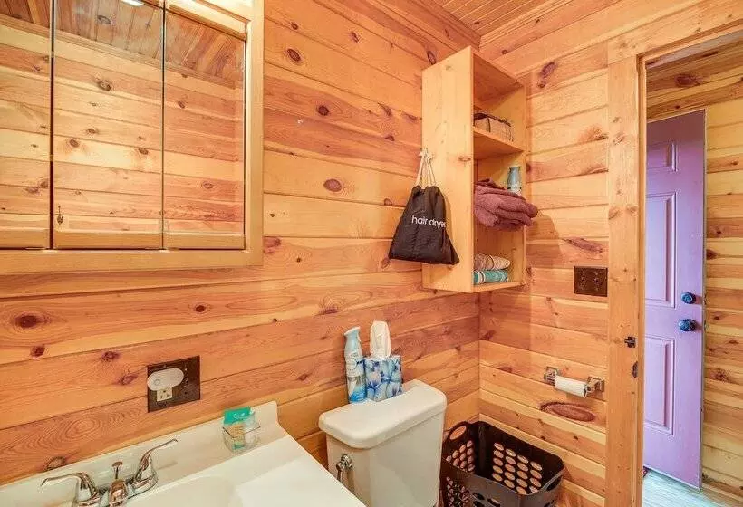 Wraparound Deck & Hot Tub: Blue Ridge Mtn Cabin