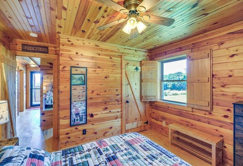 Wraparound Deck & Hot Tub: Blue Ridge Mtn Cabin