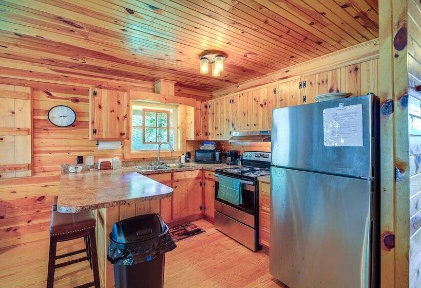 Wraparound Deck & Hot Tub: Blue Ridge Mtn Cabin