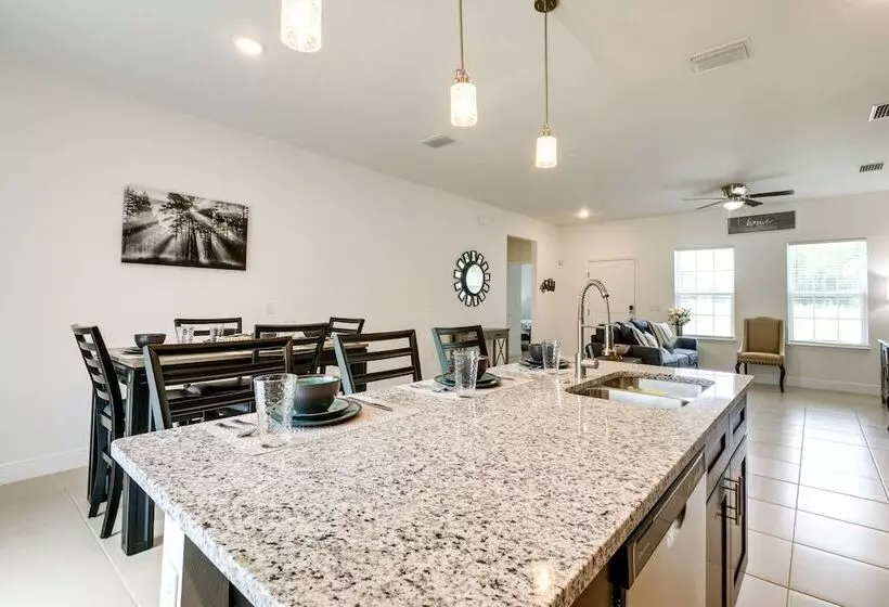 Bright, Pet Friendly Home: 16 Mi To Downtown Ocala