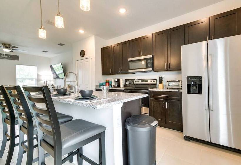 Bright, Pet Friendly Home: 16 Mi To Downtown Ocala