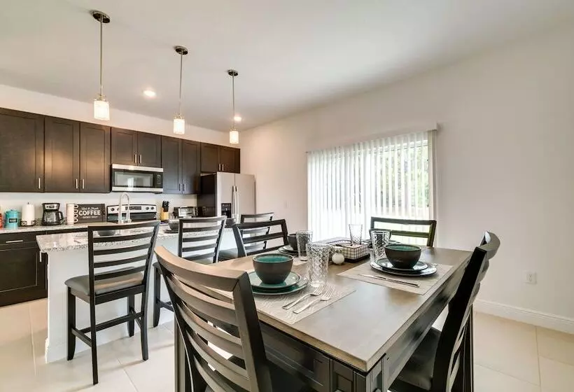 Bright, Pet Friendly Home: 16 Mi To Downtown Ocala