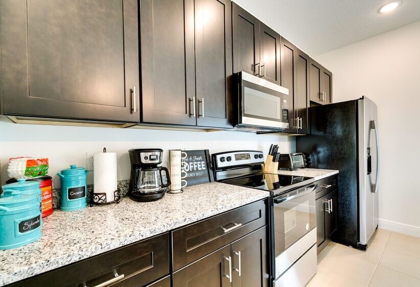 Bright, Pet Friendly Home: 16 Mi To Downtown Ocala