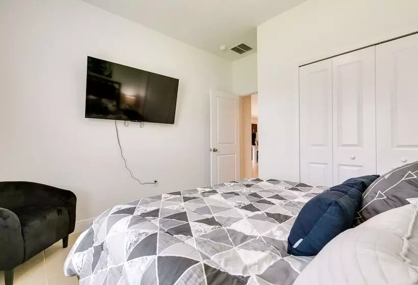 Bright, Pet Friendly Home: 16 Mi To Downtown Ocala