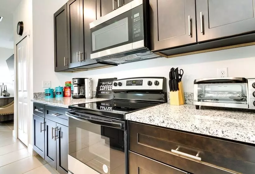 Bright, Pet Friendly Home: 16 Mi To Downtown Ocala