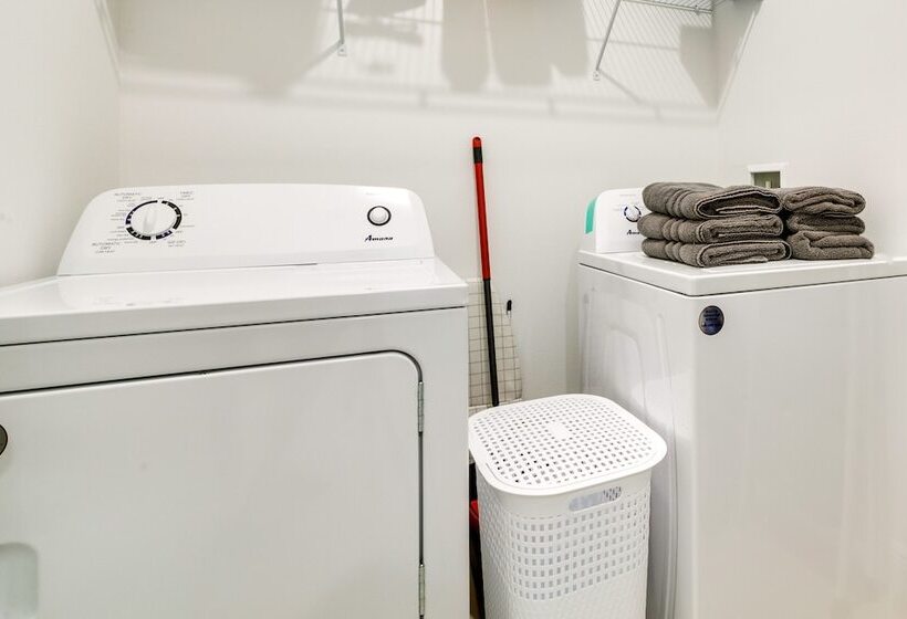 Bright, Pet Friendly Home: 16 Mi To Downtown Ocala