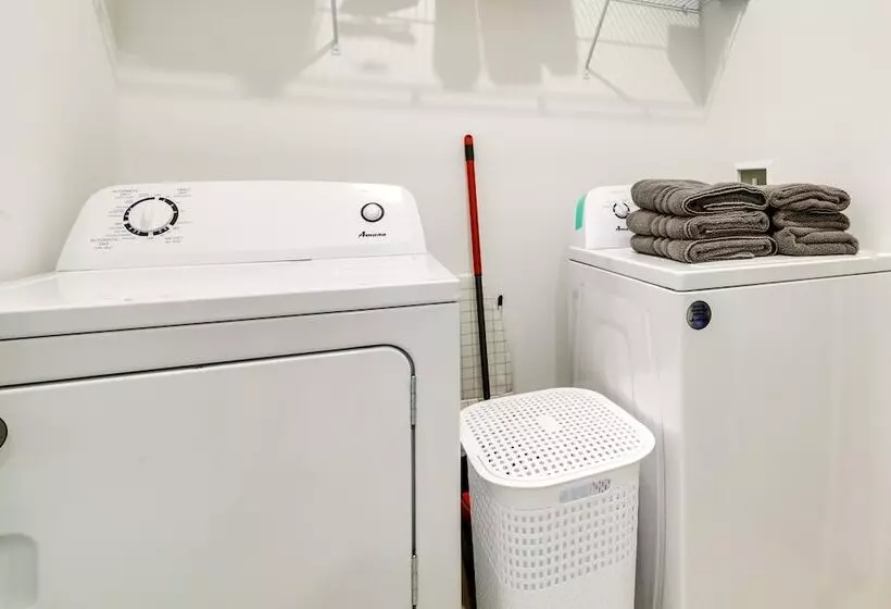 Bright, Pet Friendly Home: 16 Mi To Downtown Ocala