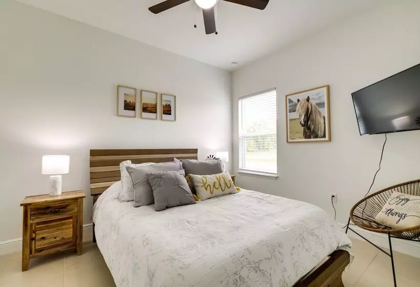 Bright, Pet Friendly Home: 16 Mi To Downtown Ocala