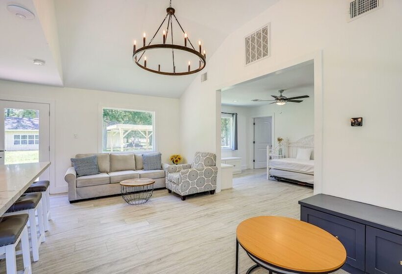 Bright Wallis Cottage W/ Pergola & Grill!