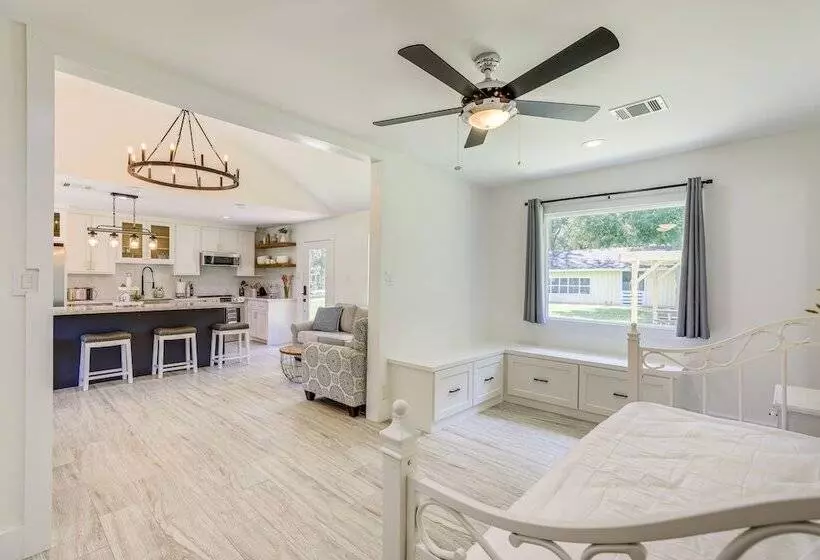 Bright Wallis Cottage W/ Pergola & Grill!