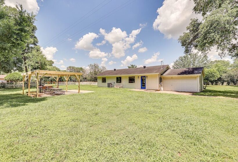 Bright Wallis Cottage W/ Pergola & Grill!