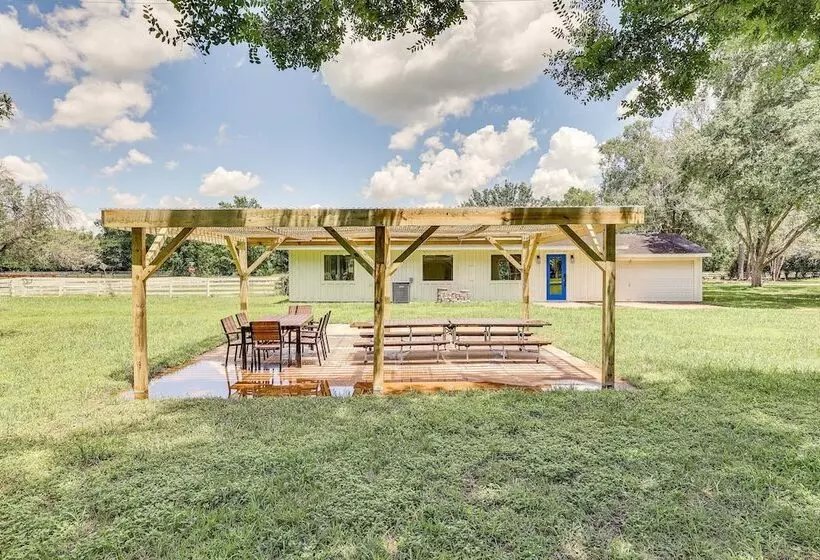Bright Wallis Cottage W/ Pergola & Grill!