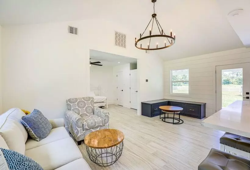 Bright Wallis Cottage W/ Pergola & Grill!