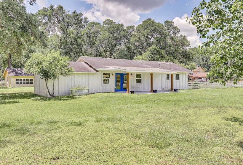 Bright Wallis Cottage W/ Pergola & Grill!