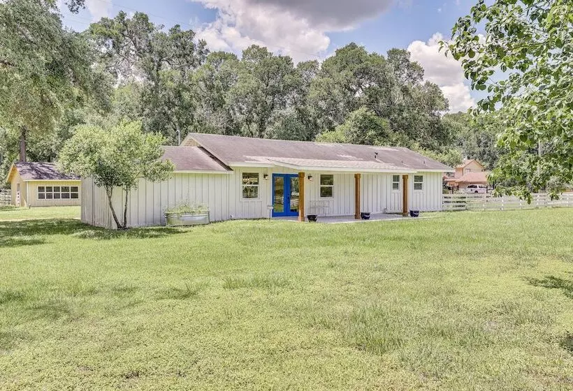 Bright Wallis Cottage W/ Pergola & Grill!