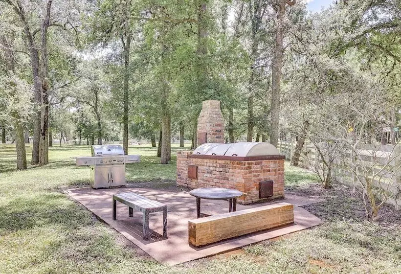Bright Wallis Cottage W/ Pergola & Grill!
