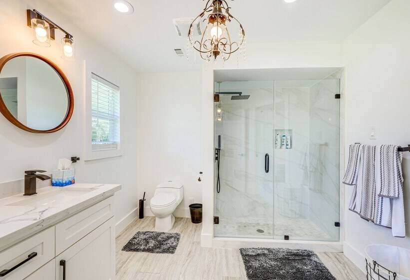 Bright Wallis Cottage W/ Pergola & Grill!