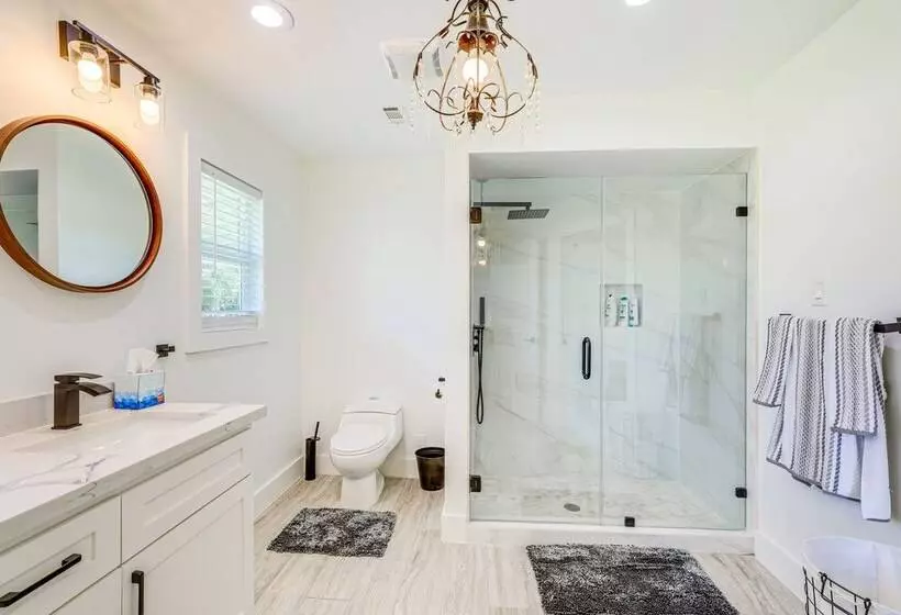 Bright Wallis Cottage W/ Pergola & Grill!