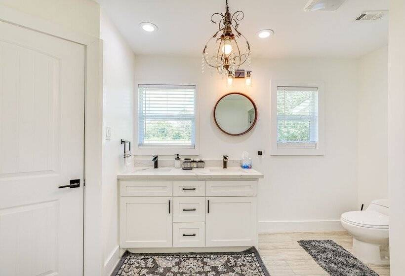 Bright Wallis Cottage W/ Pergola & Grill!