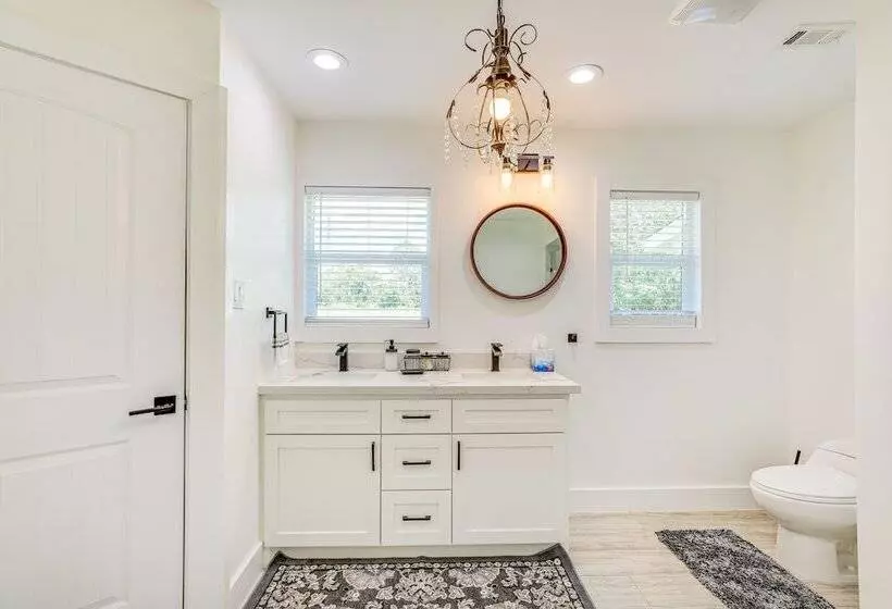 Bright Wallis Cottage W/ Pergola & Grill!