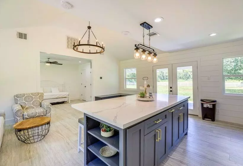 Bright Wallis Cottage W/ Pergola & Grill!