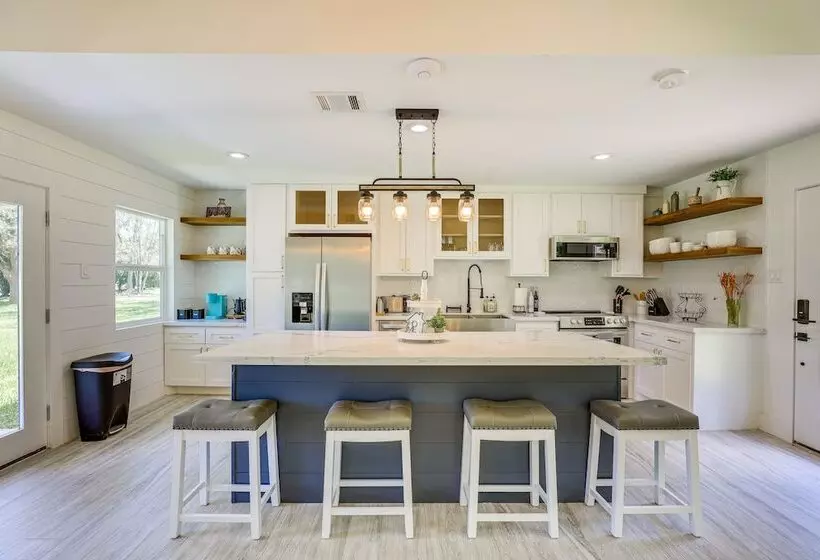 Bright Wallis Cottage W/ Pergola & Grill!