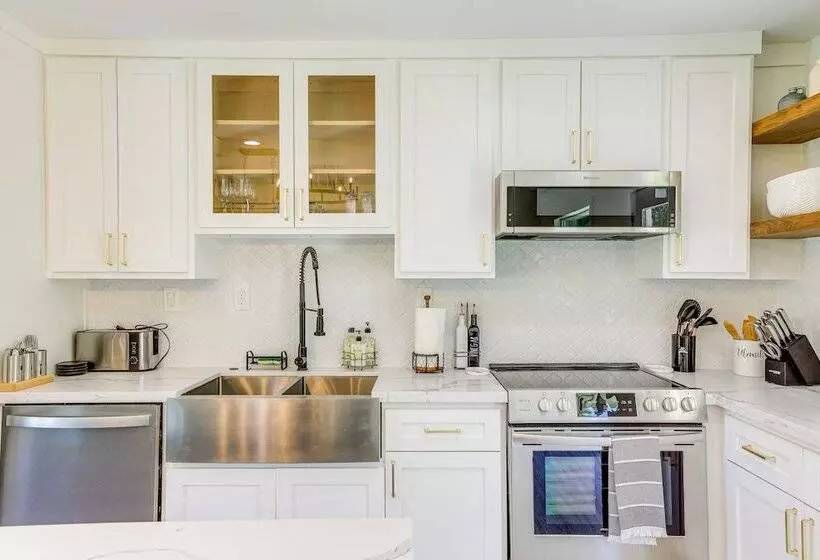 Bright Wallis Cottage W/ Pergola & Grill!