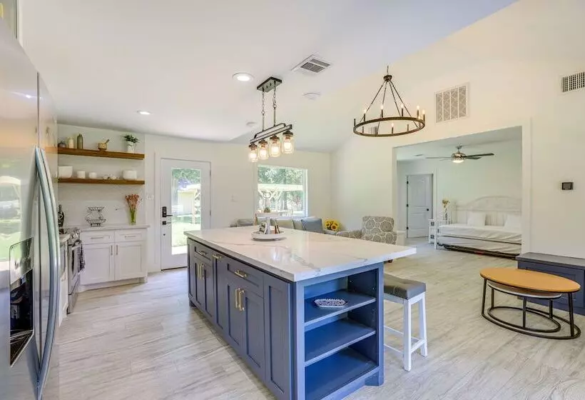 Bright Wallis Cottage W/ Pergola & Grill!