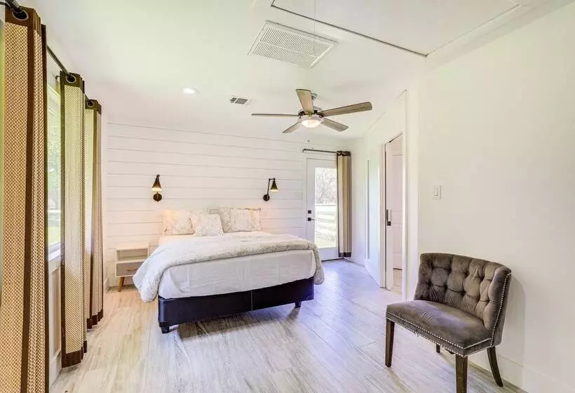 Bright Wallis Cottage W/ Pergola & Grill!